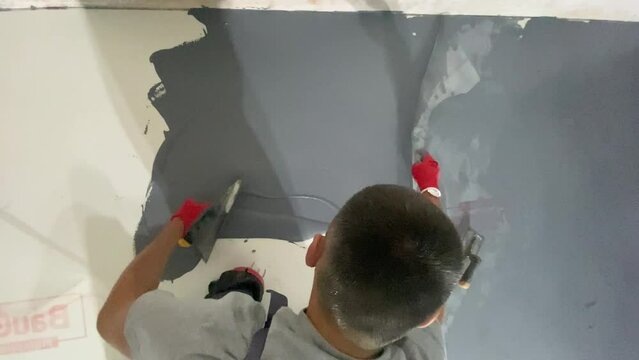Applying a decorative microcement coating to the floor