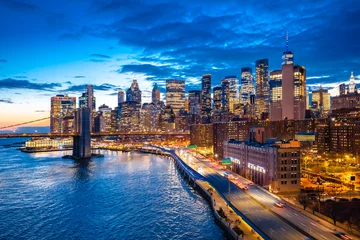 Photo sur Plexiglas Brooklyn Bridge Skyline épique du centre-ville de New York et vue nocturne du pont de Brooklyn