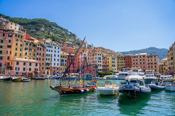 Port et petits bateaux au milieu d'un village coloré