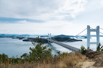 岡山県の鷲羽山展望台から瀬戸大橋を望む