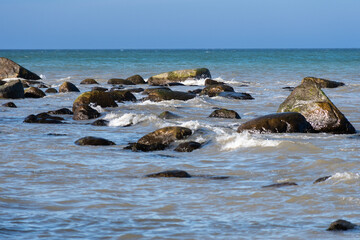 Blick entlang des Uferbereiches der Ostsee, mit Ihren einzigartigen großen Steinen