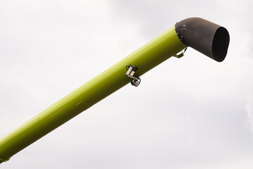 Nozzle on the chute of combine harvester