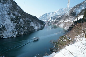 晴れた日の雪景色の庄川峡遊覧船