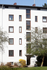 Fototapeta na wymiar Modernes, weißes Wohngebäude, Bremen, Deutschland