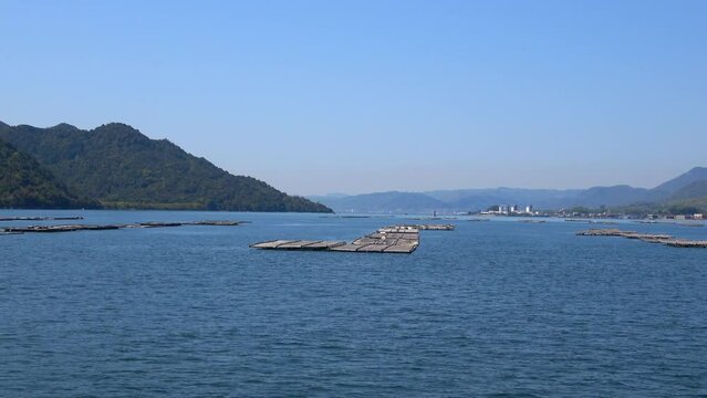 瀬戸内海に浮かぶ広島の牡蠣の養殖筏  4K  移動撮影  2022年4月17日