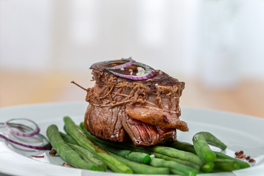 Grilled tournedos with green beans vegetables minimalist photo,