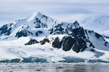 Fototapeten snow and ice covered mountains and glacier at Petermann Island, Antarctica © Christian Horz