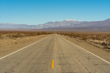 Straße im Death Valley / Freiheit / USA / Road