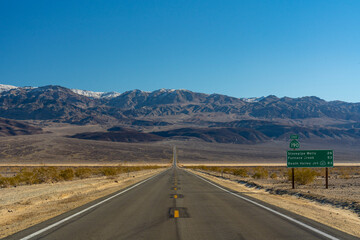 Straße im Death Valley / Freiheit / USA / Road