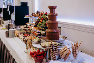 Czekoladowa fontanna na imprezie weselnej © rozentuzjazmowany