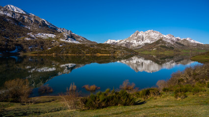 Fototapeta na wymiar Winter Morning and reflection of mountains at Riaño reservoir in Spain
