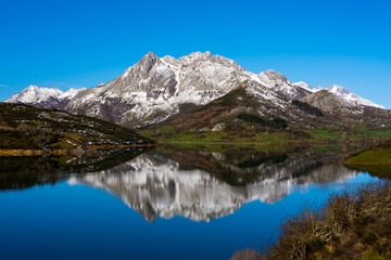 Naklejka na ściany i meble Winter Morning and reflection of mountains at Riaño reservoir in Spain