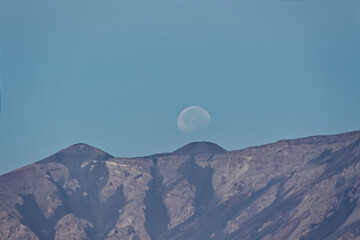 L'Etna è un vulcano attivo. La sua morfologia si modifica di continuo per la sua incessante...
