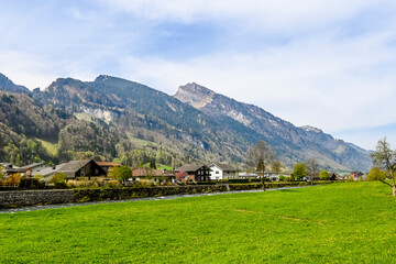 Fototapeta na wymiar Muotathal, Dorf, Wanderweg, Muota, Fluss, Muotatal, Bergtal, Pragelpass, Landwirtschaft, Felder, Frühling, Schwyz, Schweiz