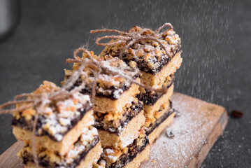 Sprinkle the cake with powdered sugar. Powdered sugar falls on cookies.