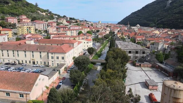 Finale Ligure, Finalborgo patria dei bikers e dei climbers. Ripresa aerea sulle mura medioevali.