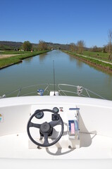 Canal de bourgogne passage d'écluse