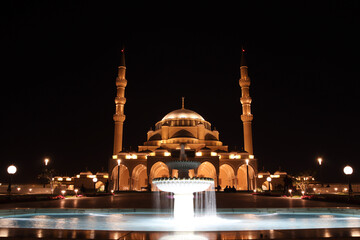 Obraz premium lighted up sharjah mosque in night , UAE