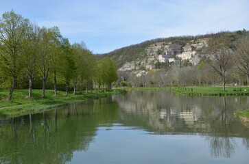 Canal de Bourgogne paysage chemin de halage véloroute navigation plaisance