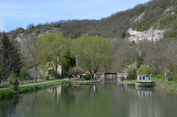 Canal de Bourgogne paysage chemin de halage véloroute navigation plaisance