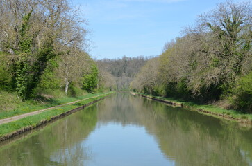 Fototapeta na wymiar Canal de Bourgogne paysage chemin de halage véloroute navigation plaisance