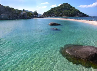 Foto op Canvas White sand beach, emerald clear andaman sea and bright blue sky © Darr.di