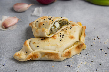 empanada rellena de verdura y huevo