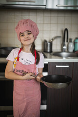 Młoda kucharka pozująca do zdjęcia kulinarnego
