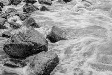 piedras y mar