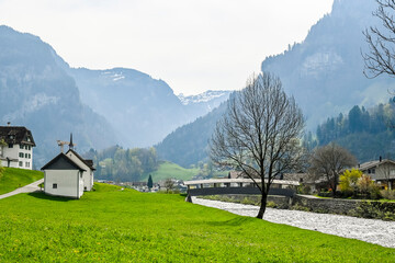 Obraz premium Muotathal, Dorf, Wanderweg, Muota, Fluss, Muotatal, Kirche, Kapelle, Kloster, Bergtal, Alpen, Pragelpass, Frühling, Schweiz