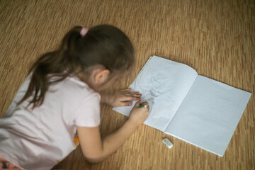 Dziecko rysujące rysunki na kartce - 500912280