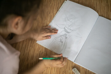 Dziecko rysujące rysunki na kartce - 500912290