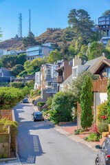 Obraz premium Concrete uphill road in a residential area on a slope at San Francisco, California