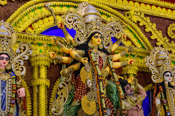 Obraz premium Goddess Durga idol at Durga Puja pandal in Kolkata, West Bengal, India. Durga Puja is one of the biggest religious festival of Hinduism