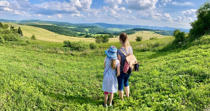 Mutter und Tochter stehen auf einer Wiese in der Rhön