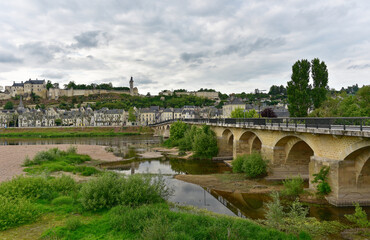 Obraz premium Frankreich - Chinon - Burg Chinon am Fluss Vienne