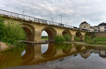 Fototapeta premium Frankreich - Chinon - Fluss Vienne - Brücke