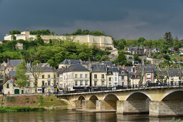 Obraz premium Frankreich - Chinon - Burg Chinon am Fluss Vienne