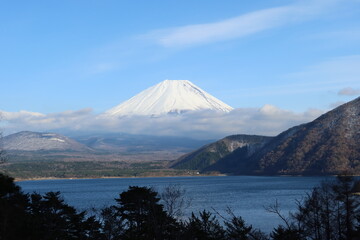 Fototapeta na wymiar A scene of Mt.Fuji and Motosu-ko Lake in Minamitsuru-gun County in Yamanashi Prefecture in Japan 日本の山梨県南都留郡にある富士山と本栖湖の一風景
