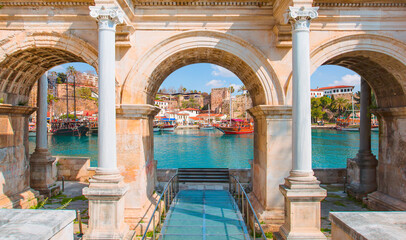 Fototapeta premium View of Hadrian's Gate, old city of Antalya in the background - Antalya, Turkey