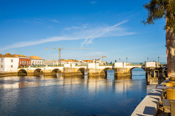 Puente romano de Tavira en Portugal - obrazy, fototapety, plakaty
