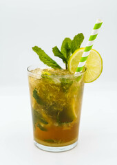 Un mojito hecho con ron, azucar, lima, menta y hielo picado