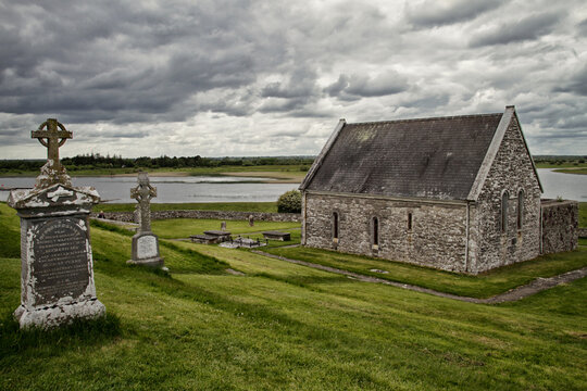 Clonmacnoise Ruinen - Friedhof mit alten Kreuzen - County Offaly, Irland