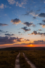 Boa Esperança, Minas Gerais, Brasil: estrada no cerrado mineiro ao amanhecer no Parque Estadual da Serra da Boa Esperança.