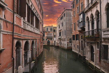 Fototapeta na wymiar Canal en Venecia con un cielo rojo.