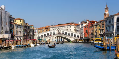 Papier Peint photo Pont du Rialto Pont du Rialto de Venise sur le Grand Canal avec voyage en gondole vacances vacances panorama de la ville en Italie