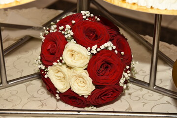 the bride's bouquet with white and red roses