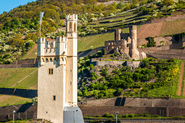 Der Binger Mäuseturm, erbaut im 14. Jahrhundert und im Hintergrund die Burgruine Ehrenfels aus dem...