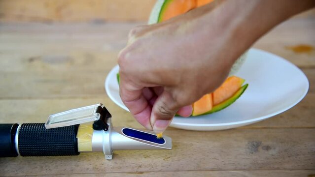 
Drop the juice of fresh melon for test sweet level