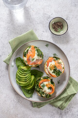 Egg muffins with salmon, spinach and cheese